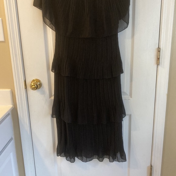Off shoulder Pleated Dress - Picture 3 of 5